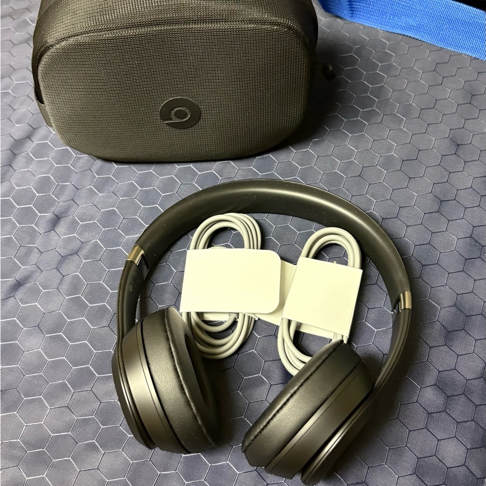 Beats Solo 4 Black Wireless Headphones with Case